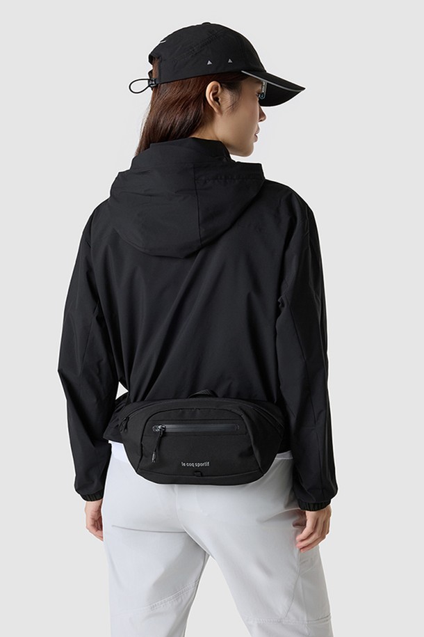 블랙과 그레이 색상으로 구성된 여성용 스포츠 힙 크로스백입니다. 폴리에스터 소재의 미디엄 사이즈 사각 가방으로, 무지 스타일과 지퍼형 잠금 방식을 갖추어 일상 및 스포츠 활동에 적합합니다. 캐주얼, 미니멀, 스포티한 스타일을 연출할 수 있는 실용적인 아이템입니다.
