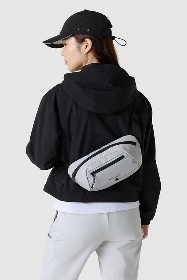 **스포츠 힙크로스백 - 그레이(QQ323ABG74)는 가볍고 실용적인 폴리에스터 소재의 여성용 미디엄 사이즈 크로스백입니다.** 무지 패턴과 사각 디자인으로 스포티하면서도 캐주얼한 스타일을 연출하며, 힙색과 크로스백 겸용으로 활용 가능합니다. 넉넉한 수납공간과 메쉬 등판, 다수의 포켓, 지퍼형 잠금 방식 등, 스포츠 활동 및 일상생활에서 편리하게 사용할 수 있도록 제작되었습니다.
