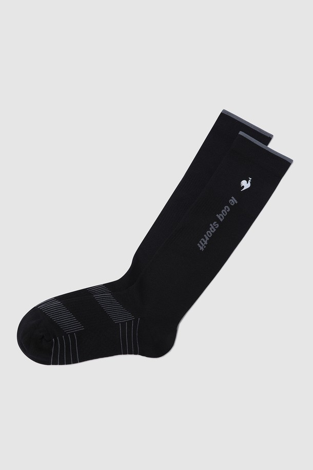 여성 스포츠 활동에 최적화된 블랙 색상의 롱삭스입니다. 폴리에스터, 나일론, 폴리우레탄 혼방 소재로 제작되어 땀 흡수 및 통기성이 뛰어나며, 쿠션 밑창과 파일 소재로 편안한 착용감을 선사합니다. V라인 디자인과 종아리 부분 메쉬 구조가 스포티한 스타일을 연출하며, 격렬한 움직임에도 안정적인 활동성을 지원합니다.
