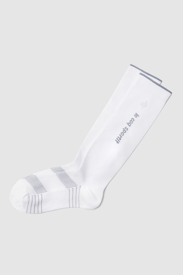 여성 스포츠 쿠션 롱삭스 - 화이트(QQ322WSC71)는 폴리에스터, 나일론, 폴리우레탄 혼방 소재로 제작되어 롱 기장으로 다리 전체를 편안하게 감싸줍니다. V라인 배색 디자인과 종아리 부분 메쉬 조직으로 스포티한 스타일을 연출하며, 발바닥 파일 적용과 쿠션감, 통기성을 더해 스포츠 활동 시 최적의 착용감을 제공합니다. 화이트 색상으로 깔끔함을 더한 이 양말은 운동, 일상에서 모두 활용 가능합니다.
