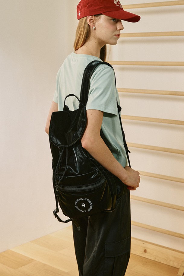 블랙 색상의 여성 스포츠 백팩으로, 미디엄 사이즈에 폴리우레탄과 폴리에스터 소재를 사용하여 제작되었습니다. 매트 로고 디자인과 사각 형태가 특징이며, 통기성이 뛰어난 에어메쉬 소재와 스트랩, 그리고 넉넉한 수납을 위한 내부 드로우스트링 잠금, 자석 플랩, 양쪽 수납 포켓을 갖춰 일상, 여행, 피트니스 등 다양한 용도로 활용 가능합니다. 미니멀, 캐주얼, 스포티한 스타일을 연출하며, 여행룩이나 피트니스룩에 매치하여 감각적인 스타일을 완성해보세요.
