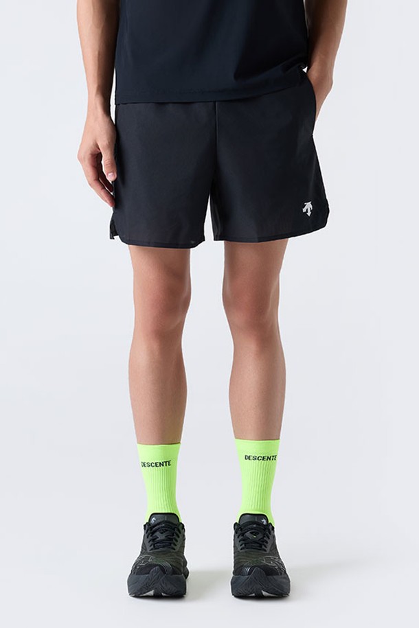 러닝 모션 플로우 5인치 쇼츠 블랙(SQ321RHP74)는 남녀공용으로 제작되어 여름철 러닝, 스포츠, 운동 시 최적의 활동성을 제공하는 5부 기장의 쇼츠입니다. 블랙, 그레이, 민트 세 가지 색상으로 출시되었으며, 얇고 부드러운 폴리에스터 소재를 사용하여 컴포트 핏을 선사합니다. 가볍고 땀 흡수 및 속건 기능이 뛰어난 밴딩 허리, 내부 허리 밴드, 재귀반사 기능과 3M 리플렉티브 프린트, 타월 부착용 에너지 세이빙 고정 테이프, 반투명 경량 그리드 직조 등 다양한 기능성 디테일이 돋보입니다. 스포티, 미니멀, 캐주얼 스타일을 모두 소화하여 러닝룩, 피트니스룩, 휴가룩 등 다양한 TPO에 활용 가능합니다.
