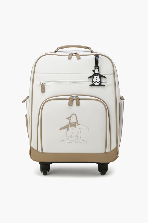 여성 베이지 펭귄 트롤리백(MQ322LTB71)은 여행룩과 골프룩에 잘 어울리는 미디엄 사이즈의 캐주얼 & 미니멀 스타일 트롤리백입니다. 합성가죽과 나일론 소재로 제작되었으며, 베이지 컬러 바탕에 귀여운 펭귄 캐릭터 무늬가 돋보입니다. 손잡이와 바퀴가 있어 이동이 편리하며, 신발 수납공간, 후면 포켓, 네임택, 더스트백을 포함하여 실용성을 높였습니다. 사각형 디자인에 지퍼형 잠금 방식으로 소지품을 안전하게 보관할 수 있습니다.
