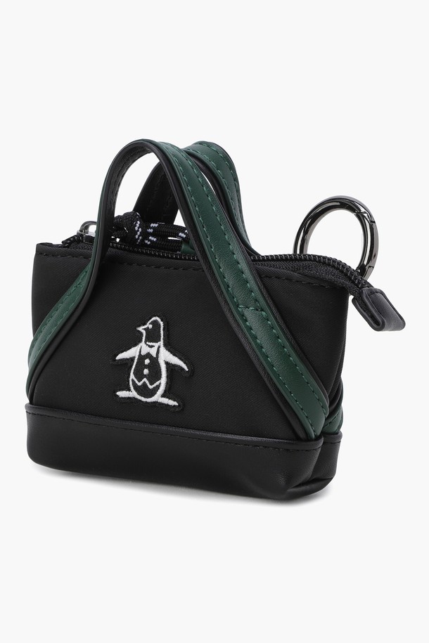 공용 시그니처 볼케이스(MQ322LET73)는 골프룩에 어울리는 미니멀하고 클래식한 스타일의 볼케이스입니다. 합성가죽과 폴리에스터 소재로 제작되었으며, 스몰 사이즈의 사각형 디자인에 지퍼형 잠금 방식으로 편리하게 사용할 수 있습니다. 가로 12cm, 세로 7cm의 아담한 사이즈로, 골프 라운딩 시 필요한 볼을 안전하게 보관할 수 있습니다. 2025년 6월 출시 예정인 이 볼케이스는 깔끔한 디자인으로 어떤 골프 스타일에도 잘 어울립니다.
