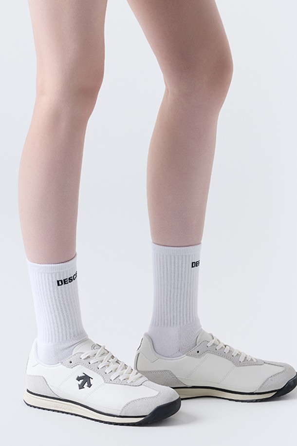 리트모 70 블랙 화이트 SQ323LCR81은 남성용 운동화입니다. 블랙, 화이트, 블루, 베이지 등 다채로운 컬러를 선보이며, 일상과 워킹을 위한 디자인으로 제작되었습니다. 사계절 내내 착용 가능하며, 라운드 앞코에 2.5cm 플랫 굽으로 편안함을 더했습니다. 천연가죽, 합성가죽, 폴리에스터 등의 소재를 사용하여 내구성을 높였으며, 오솔라이트 인솔, 3피스 구조, 슬림한 실루엣, 경량, 통기성까지 갖춰 활동성을 보장합니다. 산책룩, 여행룩, 캐주얼, 미니멀, 클래식 스타일을 즐기는 분들께 추천합니다.
