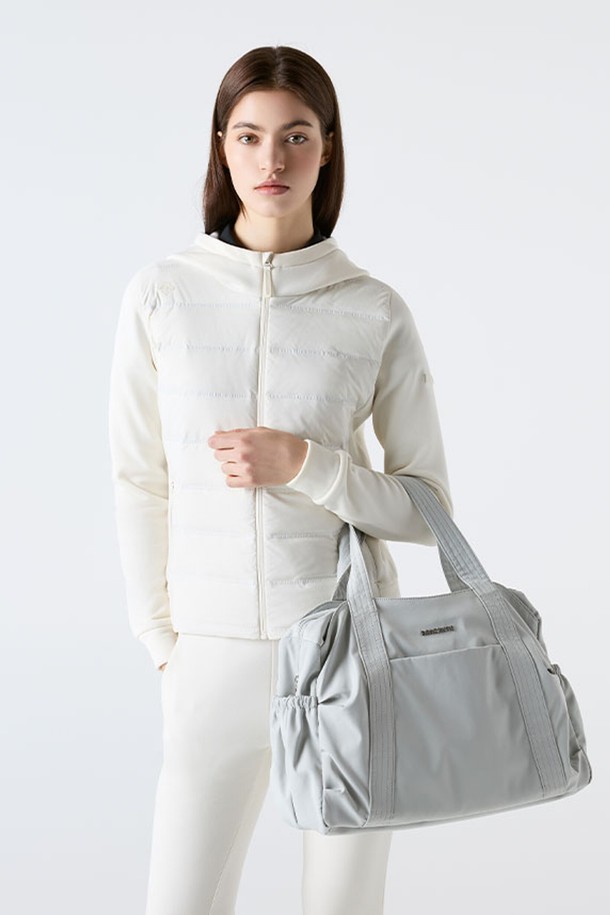 여성 트레이닝 짐백 라이트 그레이(SQ322TBG70)는 피트니스룩에 잘 어울리는 여성용 짐백입니다. 미디엄 사이즈의 원통형 가방으로, 폴리에스터 소재의 무지 디자인이 특징입니다. 숄더백 스타일로 제작되어 편안하게 착용 가능하며, 넉넉한 수납공간과 지퍼형 잠금 방식으로 실용성을 더했습니다. 트레이닝 시 필요한 소지품을 안전하게 보관할 수 있으며, 일상에서도 캐주얼, 미니멀, 스포티한 스타일을 연출할 수 있습니다.
