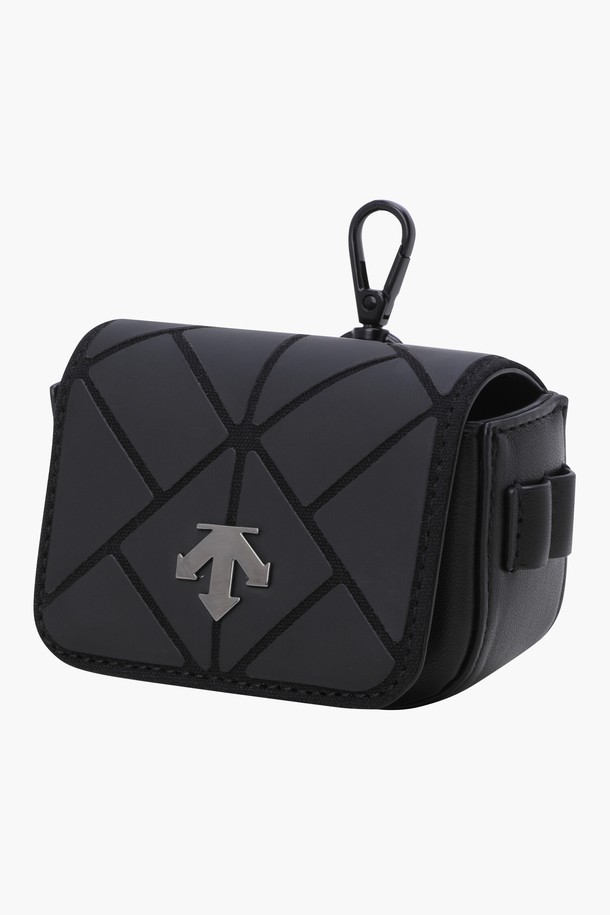 여성 골프룩에 어울리는 미니멀하고 클래식한 디자인의 여성 2볼 케이스 (DQ32WFBG87)입니다. 합성가죽 소재에 무지 디자인으로 깔끔함을 더했으며, BEGG, BLKG 두 가지 색상으로 제공됩니다. 사각 형태의 미니 사이즈로, 후면에 벨트고리 클립이 있어 가방에 간편하게 걸 수 있습니다. 2볼 수납이 가능하며, 티꽂이 기능이 있어 라운딩 시 편리하게 사용할 수 있습니다. 하의 꽂이도 가능하여 실용성을 높였습니다.
