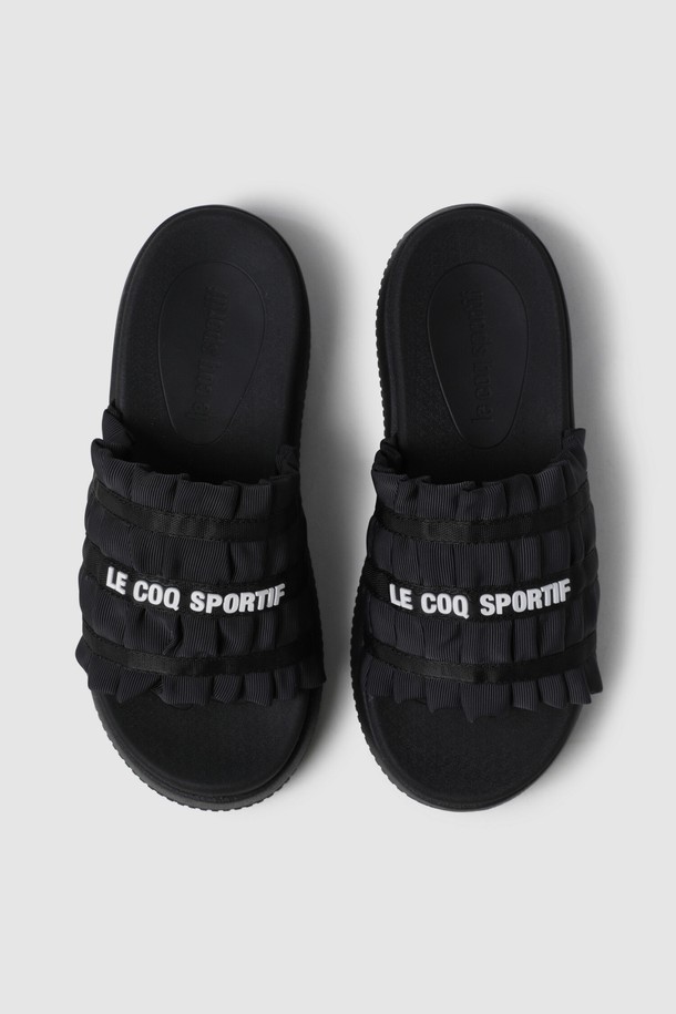 **러플 슬라이드 - 블랙(QQ322LSD72)**

여성스러운 매력을 더하는 러플 장식의 블랙 슬라이드입니다. 폴리에스터와 나일론 혼방 소재로 제작되어 편안한 착용감을 선사하며, 4.5cm 굽 높이의 플랫 플랫폼 디자인으로 키높이 효과를 줍니다. 안감은 폴리에스터 소재이며, 발을 부드럽게 감싸줍니다. 캐주얼, 걸리시, 미니멀 스타일의 동네 마실룩, 휴가룩, 여행룩에 잘 어울리는 아이템입니다. 파일론 밑창으로 편안함과 스타일을 동시에 잡았습니다.
