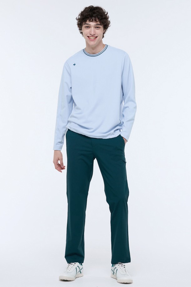 **남성 사이드 포켓 스트레이트 팬츠 (GQ321MPT81)**는 골프 및 일상용으로 활용 가능한 남성용 긴바지입니다. 블랙, 차콜, 그린, 민트 4가지 색상으로 출시되었으며, 스포티하고 캐주얼한 스타일을 연출합니다. 폴리에스터와 폴리우레탄 혼방 소재로 제작되어 사계절 내내 착용 가능하며, 사이드 포켓 디테일로 실용성을 더했습니다. 스트레이트 핏으로 다리 라인을 자연스럽게 커버하며, 편안한 착용감과 탄탄한 실루엣을 제공합니다. 골프룩, 산책룩, 미니멀한 스타일을 선호하는 남성에게 적합합니다.
