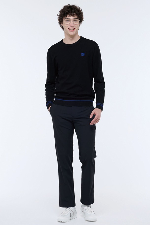 남성 사이드 포켓 스트레이트 팬츠 (GQ321MPT81)는 골프 및 일상에서 활용 가능한 남성용 바지입니다. 블랙, 차콜, 그린, 민트 4가지 색상으로 출시되었으며, 사계절 착용이 가능합니다. 캐주얼 및 스포티 스타일을 연출하기 좋으며, 다리 라인을 자연스럽게 커버하는 스트레이트핏입니다. 사이드 포켓 디테일과 조직감이 느껴지는 소재, 탄탄한 실루엣으로 편안함과 스타일을 동시에 잡았습니다. 골프룩과 산책룩, 미니멀한 스타일을 선호하는 분들께 추천합니다.
