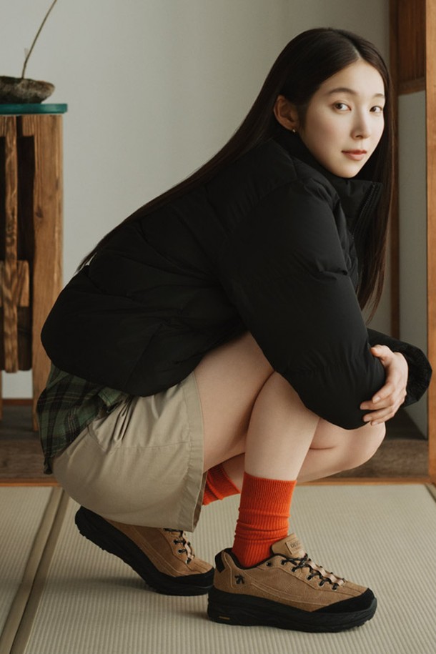 미유키 착용, 크레이프 3.0 브라운 SQ323LCR91은 고프코어 무드의 남성용 운동화입니다. 베이지와 브라운 컬러 배색에 천연가죽과 폴리에스터 소재를 사용하여 고급스러운 질감을 더했습니다. 굽 높이 4.5cm의 플랫 디자인으로 편안한 착용감을 제공하며, 스플릿 레더와 스웨이드 소재 믹스, 레이어드 미드솔, 파워그립 아웃솔 등의 특징을 갖추었습니다. 일상, 캐주얼 스타일에 매치하여 동네 마실룩, 산책룩을 연출하기 좋습니다. 270mm 기준 398g의 가벼운 중량으로 사계절 내내 활용 가능한 아이템입니다.
