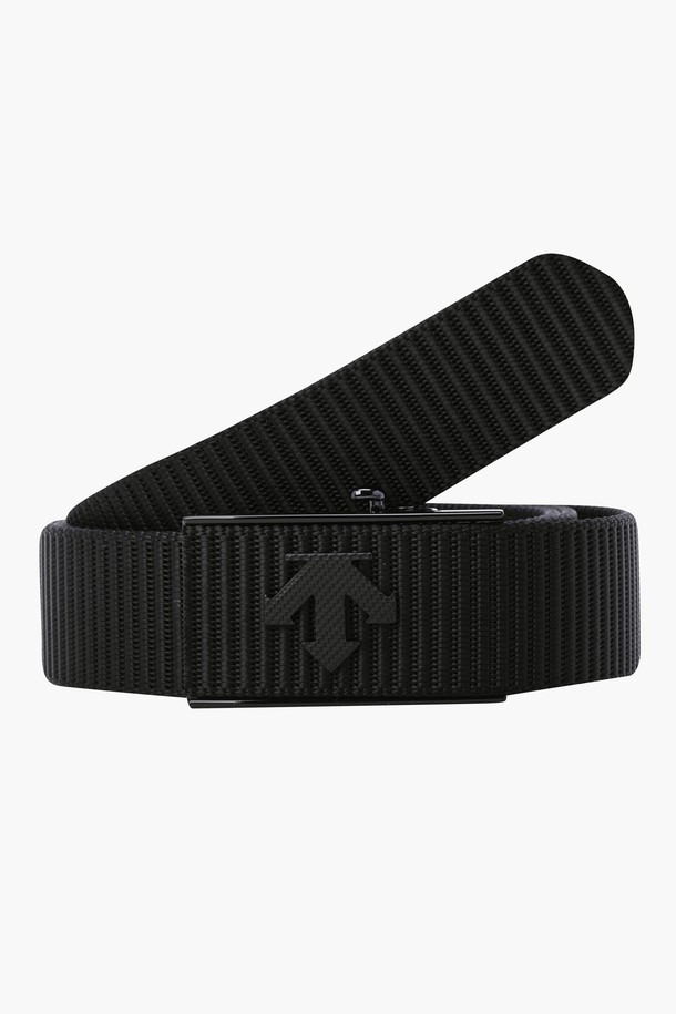 남성 웨빙(Webbing) 반자동 벨트 (DQ32MFBT82)입니다. 골프룩에 어울리는 블랙 색상의 웨빙 소재 벨트로, 캐주얼, 스포티, 미니멀 스타일을 모두 소화합니다. 나일론 소재를 사용하여 내구성을 높였으며, 로고 패턴과 디자인 장식으로 포인트를 더했습니다. 반자동 버클 방식으로 편안하게 착용할 수 있으며, 사이즈 조절 기능으로 활동성을 높였습니다. 골프 활동 시 스타일리시함과 편안함을 동시에 경험할 수 있습니다.
