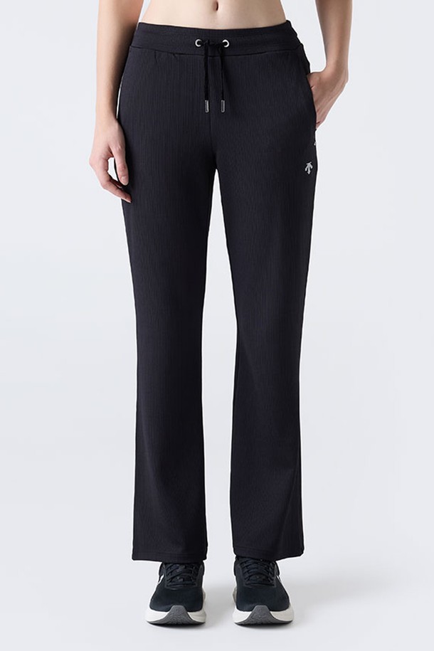 우먼스 트레이닝 골지 부츠컷 팬츠 블랙(SQ322PFP71)는 여성용 트레이닝 팬츠입니다. 부드러운 촉감의 폴리에스터와 폴리우레탄 혼방 소재로 제작되어 신축성이 뛰어나 활동성을 보장합니다. 허리 밴딩 처리로 편안한 착용감을 선사하며, 레귤러핏 부츠컷 디자인이 다리 라인을 더욱 돋보이게 합니다. 스포티하면서도 캐주얼한 스타일로, 피트니스룩은 물론 일상에서도 미니멀하게 활용하기 좋습니다. 사계절 내내 착용 가능한 블랙 컬러의 골지 패턴이 세련된 느낌을 더합니다.
