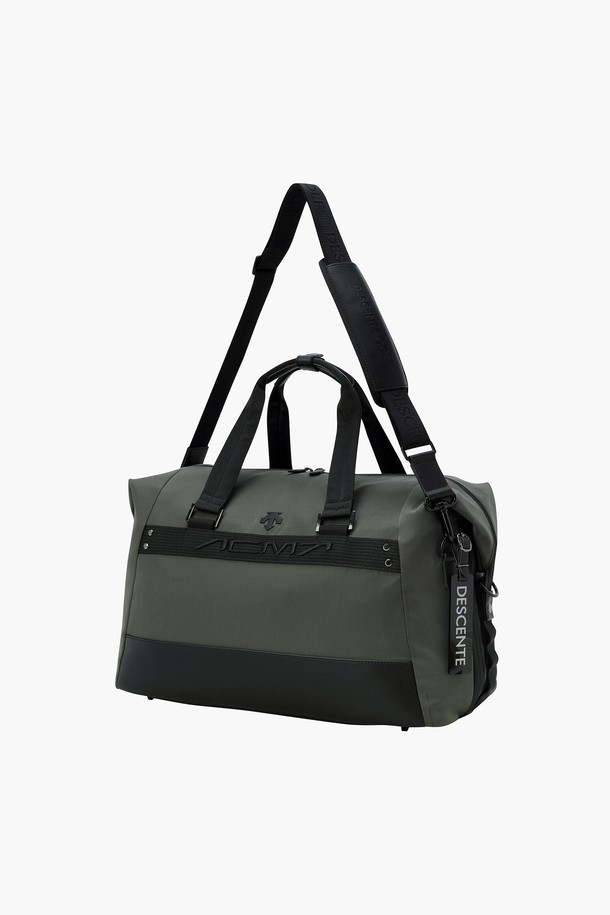 아크먼트(ACMT) 남성 소프트 보스턴백 (DQ32MFBO81)은 고급스러운 스타일의 골프룩을 완성하는 데 적합한 미디엄 사이즈 보스턴백입니다. 블랙과 카키 두 가지 색상으로 출시되었으며, 립자가드 원단을 사용하여 내구성과 세련된 디자인을 동시에 갖췄습니다. 경량 설계와 넉넉한 수납공간, 골프화 전용 분리 수납 포켓, 지퍼형 잠금 방식을 통해 실용성을 높였으며, 클래식하고 미니멀한 디자인으로 어떤 골프 스타일에도 잘 어울립니다.
