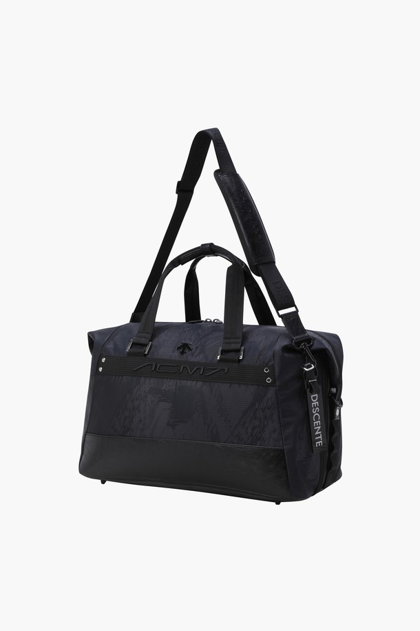 아크먼트(ACMT) 남성 소프트 보스턴백 (DQ32MFBO81)은 고급스러운 스타일의 골프룩을 완성하는 미디엄 사이즈 보스턴백입니다. 립자가드 원단을 사용하여 디자인했으며, 경량 소재인 폴리에스터, 나일론, 인조가죽을 혼합하여 제작했습니다. 클래식하고 미니멀한 디자인으로 골프화 수납 공간 분리, 확장 가능한 넉넉한 수납 공간, 지퍼형 잠금 방식을 갖춰 실용성을 더했습니다.
