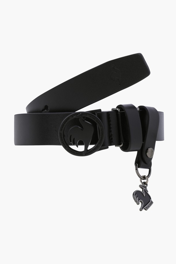 세련된 여성 키링 버클 벨트 (GQ322LBE81)입니다. 천연 소가죽 소재에 키팅 패턴과 로고 버클 디자인이 돋보이며, 데일리 및 골프 스타일에 포인트를 더해줍니다. 폭 2.6cm, 총길이 110.5cm 사이즈로, 실용성과 스타일을 동시에 만족시키는 아이템입니다.
