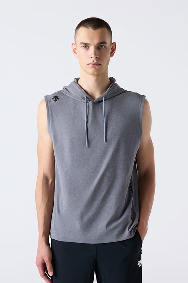 트레이닝 후드 슬리브리스 멜란지 그레이(SQ321TST72)는 남녀공용으로, 얇고 가벼운 폴리에스테르 소재를 사용하여 여름철 트레이닝과 일상에서 쾌적하게 착용할 수 있는 민소매 후드티입니다. 루즈핏에 후드 스트링 조절이 가능하며, 어깨 스트라이프 디테일과 사이드 레터링으로 스포티하고 캐주얼한 스타일을 연출합니다. 멜란지 그레이, 블랙 멜란지, 그린 3가지 색상으로 출시되어 다양한 스타일을 소화할 수 있습니다.
