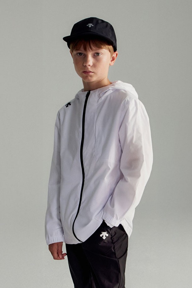 영애슬릿 우븐 바람막이 화이트(SQ32JUWT71)는 남아 및 여아를 위한 스포츠 및 일상용 아우터입니다. 가볍고 신축성이 뛰어나 활동적인 아이들이 편안하게 착용할 수 있으며, 방풍 기능으로 변덕스러운 날씨에도 끄떡없습니다. 릴랙스 핏에 무지 디자인, 집업 스타일로 스포티하면서도 캐주얼한 스타일을 연출하며, 스트링 조절과 지퍼 포켓으로 실용성을 더했습니다.
