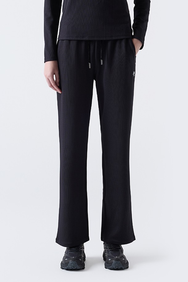 "우먼스 트레이닝 골지 스트레이트핏 팬츠 블랙(SQ322PKP71)"는 여성들을 위한 트레이닝 팬츠입니다. 블랙과 아이보리 두 가지 색상으로 출시되었으며, 사계절 내내 활용 가능한 중간 두께의 긴 바지입니다. 부드러운 촉감의 폴리에스터, 폴리우레탄 소재로 제작되었으며, 골지 패턴과 스트레이트핏 디자인이 특징입니다. 허리 스트링 조절, 핸드 포켓, 스피릿 로고, 아트 포인트 백 디테일이 돋보이며, 집콕룩, 산책룩, 피트니스룩 등 다양한 TPO에 캐주얼, 스포티, 미니멀 스타일로 연출하기 좋습니다. 밴딩 허리 디자인으로 편안한 착용감을 제공합니다.
