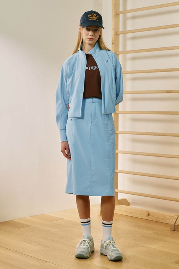 시원한 쿨링 나일론 우븐 소재로 제작된 여성 레귤러핏 미디 스커트입니다. 뛰어난 스트레치성으로 편안한 착용감을 제공하며, 방수, 냉감, 신축성 기능으로 활동성을 높였습니다. 캐주얼 및 스포티한 무드로 연출 가능하며, 세트 아이템(QQ3220JK71)과 함께 스타일리시하게 코디할 수 있습니다.
