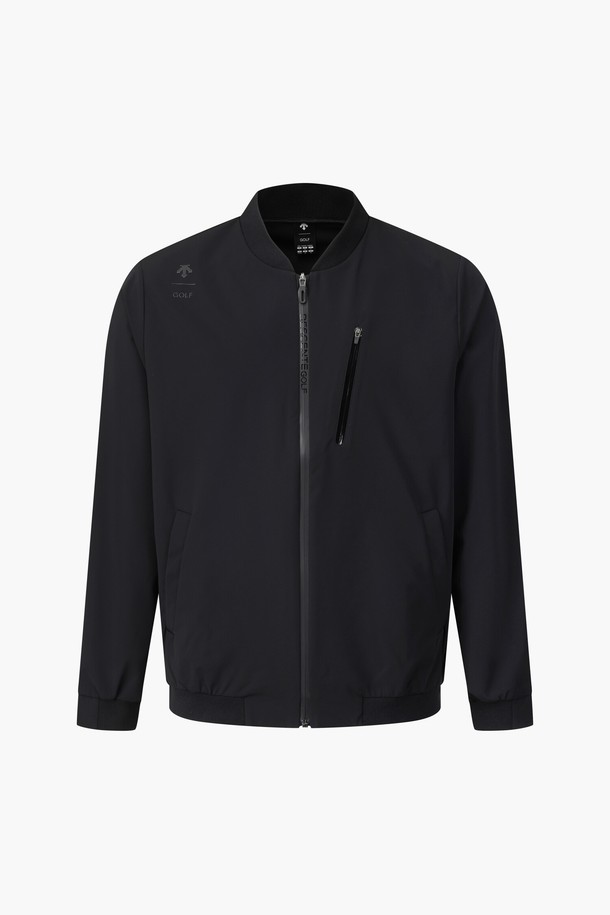 남성 홑겹 블루종 점퍼 (DQ32MFBL82)는 가을 시즌, 골프 및 일상생활에서 활용하기 좋은 남성용 아우터입니다. 모던하고 심플한 스타일의 무지 디자인으로, 블랙과 라이트 그레이 두 가지 색상으로 출시되었습니다. 나일론, 폴리에스터, 폴리우레탄 혼방 소재로 제작되어 부드러운 촉감을 제공하며, 레귤러핏과 집업 스타일로 편안한 착용감을 선사합니다. 방풍 및 발수 기능과 경량성을 갖춰 활동적인 움직임에도 적합하며, 긴 소매 기장의 레귤러 기장으로 제작되었습니다.
