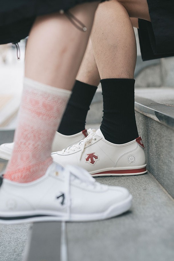 크론템포 클래식 레드 베이지(SQ313LSN71)는 남성용 운동화로, 레드, 베이지, 블랙, 화이트의 세련된 컬러 배색을 자랑합니다. 합성가죽 소재에 라운드 앞코 디자인으로, 일상 및 캐주얼 스타일에 모두 잘 어울립니다. 2cm 굽 높이의 플랫 타입으로 편안한 착용감을 제공하며, 경량 기능과 함께 미니멀한 디자인, 다양한 코디 매칭이 가능하여 발의 피로도를 최소화합니다.
