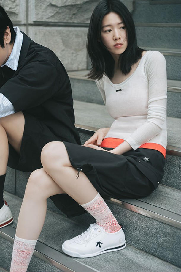 크론템포 클래식 블랙 화이트(SQ313LSN71)는 남성용 운동화입니다. 블랙, 화이트, 레드, 베이지의 4가지 색상으로 출시되었으며, 일상 및 캐주얼 스타일에 적합합니다. 라운드 앞코에 합성가죽 소재를 사용했으며, 굽 높이는 2cm, 굽 타입은 플랫입니다. 미니멀 디자인과 데일리 캐주얼 스타일을 추구하며, 경량(270mm 기준 251g)으로 편안한 착용감을 제공합니다. 산책룩, 캐주얼, 미니멀, 클래식 스타일을 즐기는 분들께 추천합니다.
