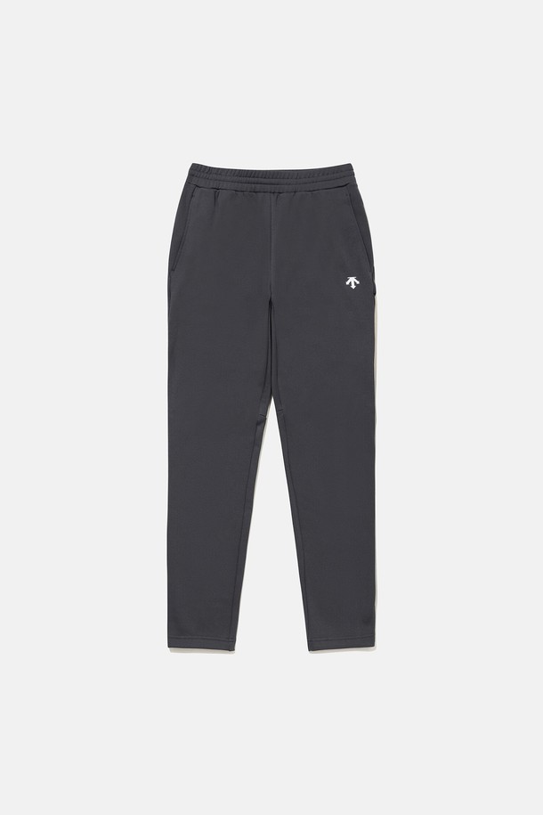 **기모 트레이닝 팬츠 차콜 그레이(SP423XFPO2)**는 남녀 모두 착용 가능한 슬림핏 기모 트레이닝 바지입니다. 차콜 그레이와 블랙 두 가지 색상으로 출시되었으며, 가을, 겨울에 따뜻하게 입을 수 있습니다. 스포티, 캐주얼, 미니멀 스타일을 연출하기 좋으며, 스포츠 활동 및 일상복으로 활용 가능합니다. 부드러운 촉감의 폴리에스테르, 폴리우레탄 혼방 소재로 제작되었으며, 신축성이 뛰어나 편안한 착용감을 제공합니다. 안감 기모, 밴딩 허리, 드로우스트링, 바디컨투어링 실루엣으로 보온성을 높이고 활동성을 더했습니다.
