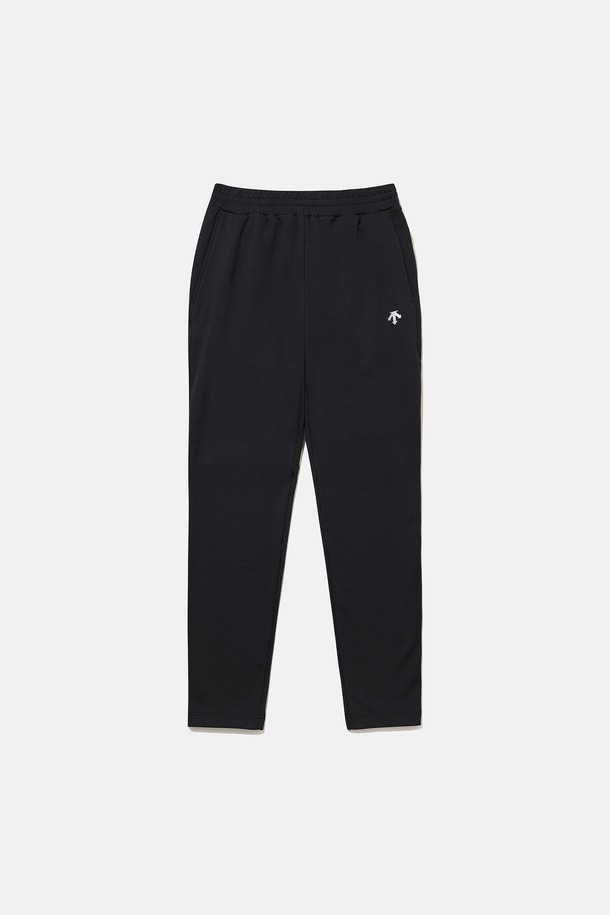 **기모 트레이닝 팬츠 블랙(SP423XFPO2)**는 남녀 공용으로, 가을과 겨울에 따뜻하게 입을 수 있는 슬림핏 기모 트레이닝 팬츠입니다. 블랙과 차콜 그레이 두 가지 색상으로 출시되었으며, 스포티, 캐주얼, 미니멀한 스타일을 연출하기 좋습니다. 허리 스트링으로 사이즈 조절이 용이하며, 신축성이 우수하여 활동성을 높였습니다. 스포츠 활동은 물론, 겨울 데일리룩, 집콕룩 등 다양한 TPO에 활용하기 좋습니다. 부드러운 촉감과 두꺼운 두께의 기모 안감으로 따뜻한 착용감을 선사합니다.
