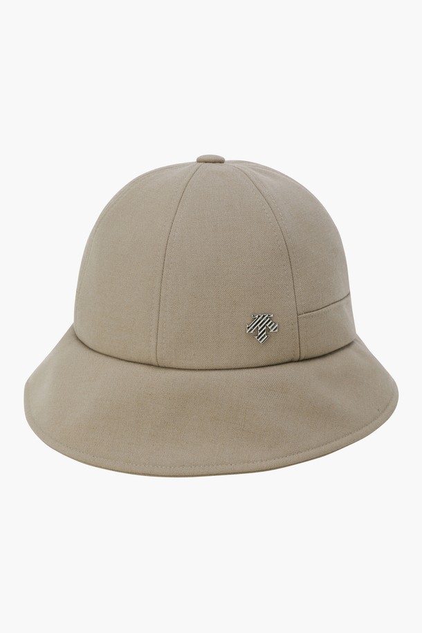 여성 라운드 버킷햇 (DQ32WFCP92)입니다. 가을 시즌 골프 및 일상용으로, 캐주얼, 미니멀, 클래식 스타일을 연출하기 좋습니다. 베이지(BEGG), 검정(BLKG), 아이보리(IVYG) 세 가지 색상으로 출시되었습니다. 폴리에스터, 레이온, 울, 폴리우레탄 혼방 소재로 제작되어 조직감 있는 촉감을 제공하며, 챙 넓이는 7cm입니다. 머리를 묶고 착용할 수 있으며, 사이즈 조절이 가능합니다.
