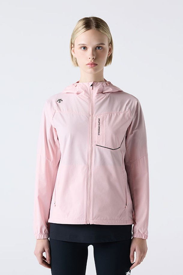 러닝 터프 후드형 바람막이 라이트 핑크(SQ323RWB82)는 남녀 모두 착용 가능한 스포티한 디자인의 바람막이입니다. 가볍고 신축성이 뛰어나며, 3M 반사 디테일과 가슴 및 사이드 포켓, 수분 흡수 기능으로 러닝과 일상에서 편안하게 착용할 수 있습니다. 봄, 여름 시즌에 적합하며, 부드러운 촉감과 컴포트핏으로 활동적인 무드를 연출합니다.
