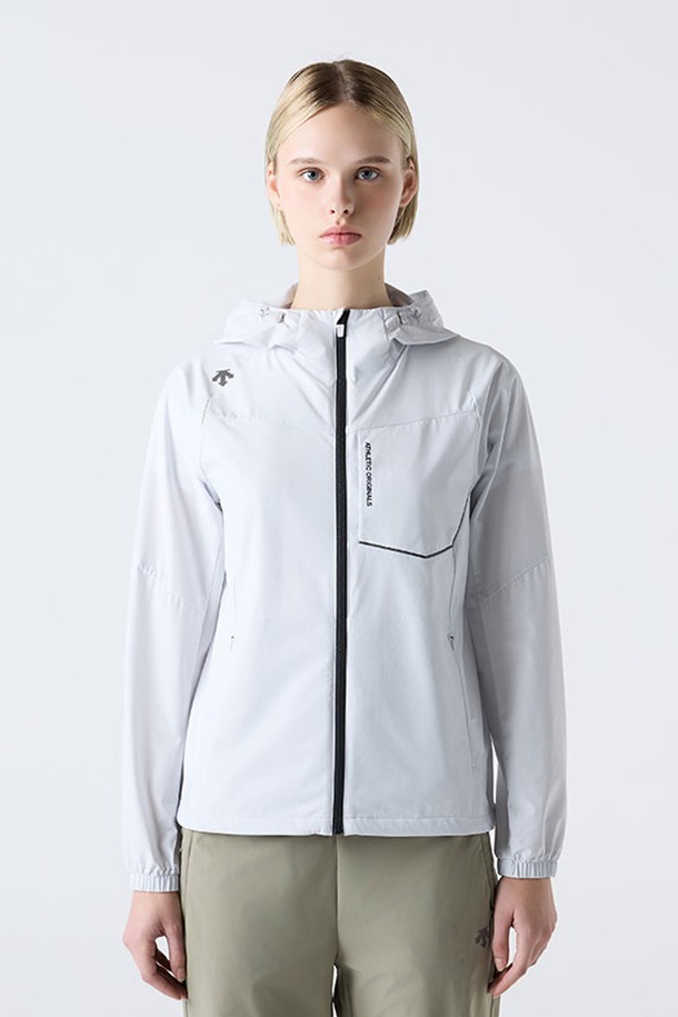 러닝 터프 후드형 바람막이 라이트 그레이(SQ323RWB82)는 남녀 모두 착용 가능한 스포티한 스타일의 바람막이입니다. 봄, 여름 시즌에 적합하며, 가볍고 신축성, 통기성이 뛰어나 쾌적한 착용감을 선사합니다. 3M 반사 디테일, 가슴 및 사이드 포켓, 방풍 기능이 더해져 러닝, 트레이닝, 스포츠, 아웃도어 활동에 적합합니다.
