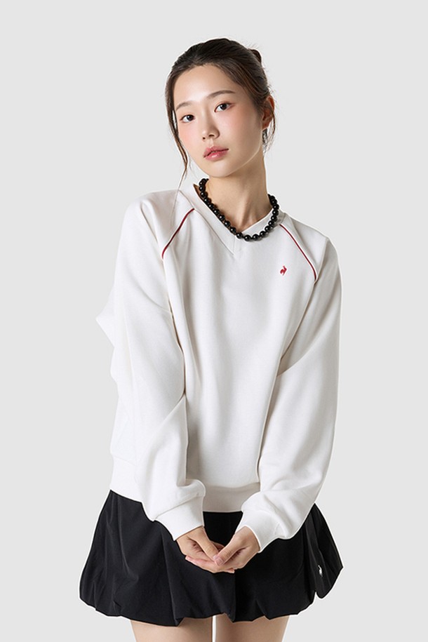 아이보리 컬러의 여성 에센셜 브이넥 루즈 맨투맨입니다. 봄, 가을에 입기 좋은 경량 두께의 긴소매 맨투맨으로, 통기성과 속건성이 뛰어난 메쉬 소재로 제작되었습니다. 베이직한 스타일의 무지 디자인으로, 소매 파이핑 포인트와 밑단 시보리 처리로 디테일을 더했습니다. 데이트룩, 카페룩 등 다양한 TPO에 캐주얼, 미니멀, 클래식 스타일로 연출하기 좋습니다. 루즈핏으로 편안하게 착용할 수 있습니다.
