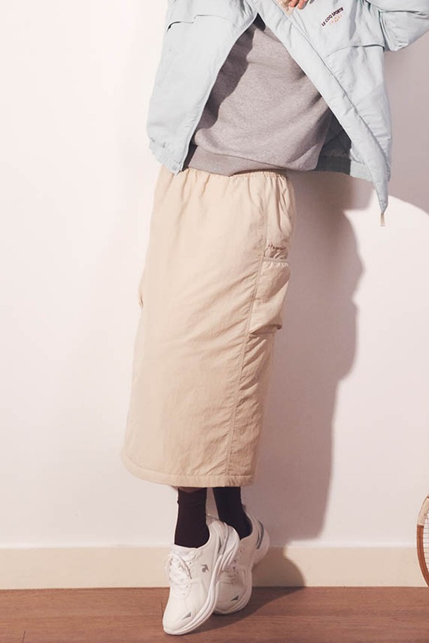 겨울철 따뜻함과 스타일을 책임질 여성 패딩 미디 스커트 - 베이지(QQ422LSKO1)입니다. 넉넉한 루즈핏으로 편안함을 선사하며, 방풍 및 발수 기능으로 추운 날씨에도 끄떡없습니다. 나일론과 폴리에스터 혼방 소재에 두툼한 두께감으로 보온성을 높였으며, 캐주얼하고 미니멀한 스타일을 연출하기 좋습니다. 톤온톤 베이지 컬러로 어떤 상의와도 잘 어울리며, 카고 포켓과 밑단 스트링으로 포인트를 더했습니다. 겨울 데일리룩, 동네 마실룩, 산책룩 등 다양한 TPO에 활용해보세요.
