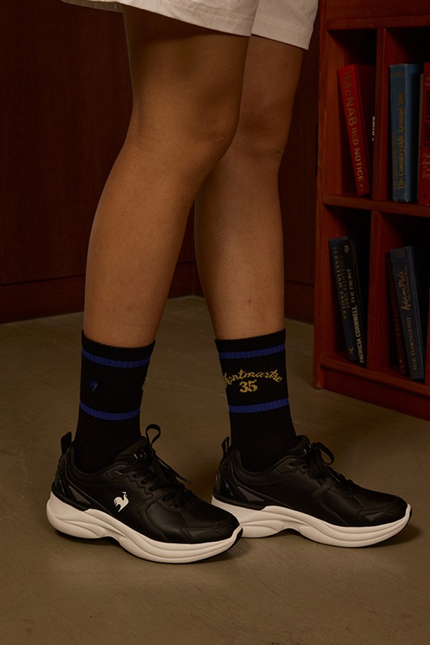 "벨 하이 - 블랙(QQ322WCR71)"은 여성용 운동화로, 일상 및 캐주얼 스타일은 물론 출근룩에도 잘 어울립니다. 블랙과 화이트 두 가지 색상으로 출시되었으며, 라운드 앞코에 4.5cm 통굽 디자인으로 키높이 효과를 더했습니다. 슬림한 실루엣과 곡선적인 미드솔, 힐카운터 사출 구조가 특징이며, 발목 안정성을 강화하여 편안한 착용감을 제공합니다. 폴리에스터, 합성가죽, 천연가죽, TPU 등의 다양한 소재를 사용하여 제작되었으며, 무지 패턴에 레이스업 방식으로 여밈을 더했습니다.
