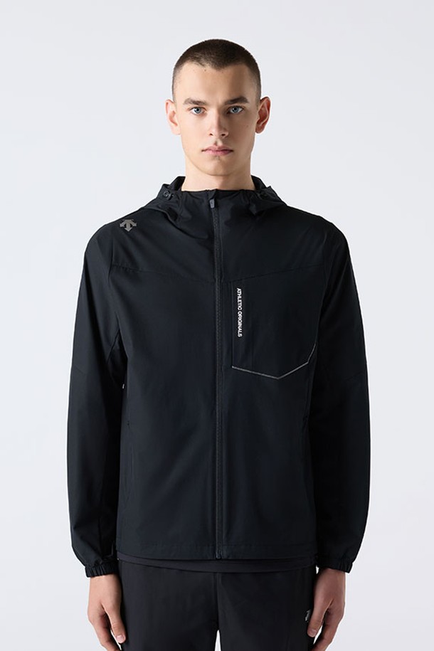 러닝 터프 후드형 바람막이 블랙(SQ323RWB82)은 남녀 공용으로, 봄/여름/가을에 러닝, 트레이닝, 스포츠 활동에 적합한 컴포트핏 바람막이입니다. 얇고 부드러운 폴리에스터 소재로 제작되었으며, 집업 스타일에 후드 디자인으로 활동성을 높였습니다. 3M 반사 디테일, 가슴 및 사이드 포켓, 경량성, 신축성, 재귀반사 기능을 갖춰 스포티, 캐주얼, 미니멀한 스타일을 연출합니다.
