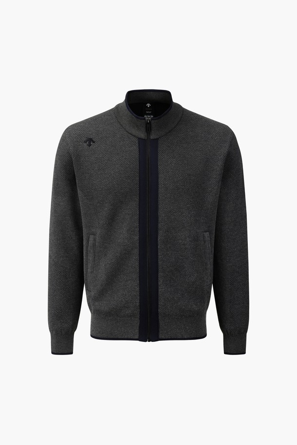 남성 조직감 하이넥 풀집업 가디건 (DQ32MFKO81)은 봄, 가을 시즌에 활용하기 좋은 아우터입니다. 부드러운 촉감의 레이온, 폴리에스터 혼방 소재로 제작되어 편안한 착용감을 제공하며, 하이넥 디자인과 레귤러핏으로 깔끔한 실루엣을 연출합니다. 이중직 소재와 신축성, 가벼움, 견고함을 갖춰 활동성을 높였으며, 골프 및 일상생활에서 클래식, 미니멀, 캐주얼 스타일 모두 소화 가능합니다. DGRG, IVYG 두 가지 색상으로 출시되어 다양한 코디에 활용하기 좋습니다.
