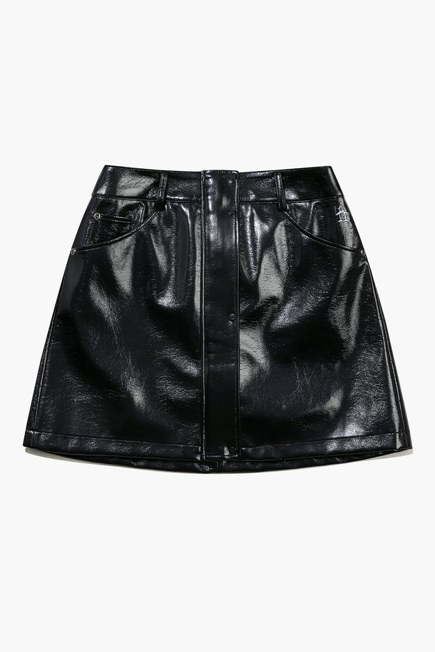 여성 비건레더 스커트 블랙(MQ322LSK93)는 간절기에 적합한 미니스커트입니다. 부드러운 촉감의 비건 가죽과 폴리에스테르 소재로 제작되어 H라인 핏을 연출하며, 허리 지퍼 여밈과 웨이스트밴드로 편안한 착용감을 선사합니다. 모던하고 미니멀한 스타일로, 무지 디자인과 블랙 컬러가 세련된 분위기를 더합니다. 특히 골프룩으로 활용하기 좋으며, 클래식한 스타일을 선호하는 여성분들께 추천합니다.
