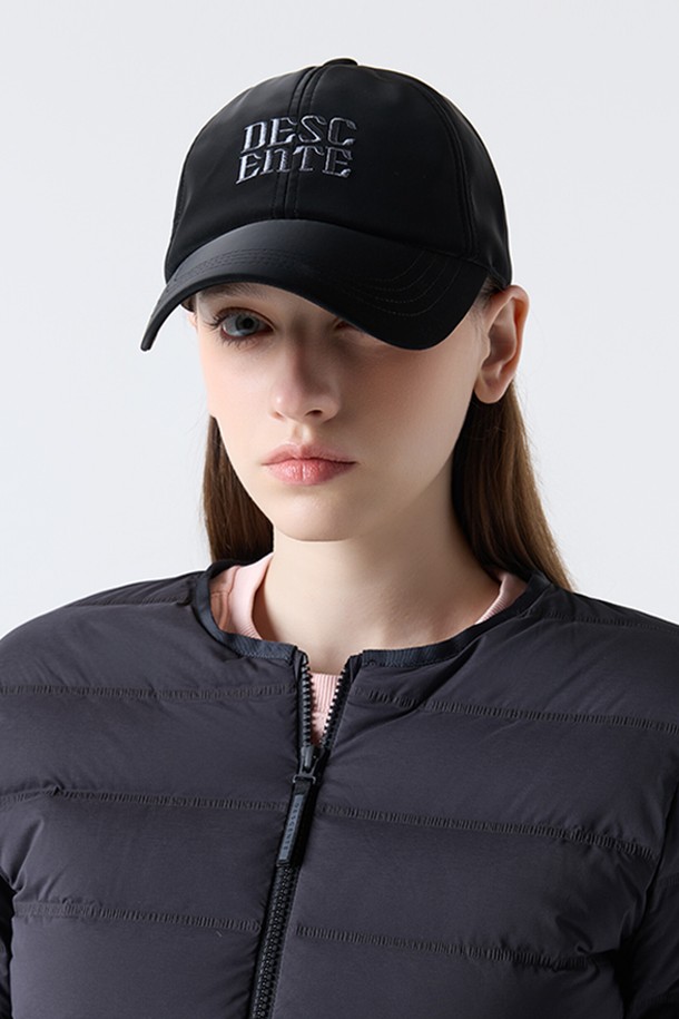 우먼스 피치 볼캡 블랙(SQ322UCP90)은 여성용 볼캡입니다. 광택감 있는 PU 소재와 부드러운 촉감이 특징이며, 챙 넓이는 8cm입니다. 밴드형 디자인으로 편안하게 착용 가능하며, 사이즈 조절이 용이합니다. 캐주얼, 미니멀, 클래식 스타일의 옷차림에 잘 어울리며, 동네 마실룩이나 산책룩에 활용하기 좋습니다. 봄, 여름, 가을 계절에 착용하기 적합한 무지 디자인의 모자입니다.
