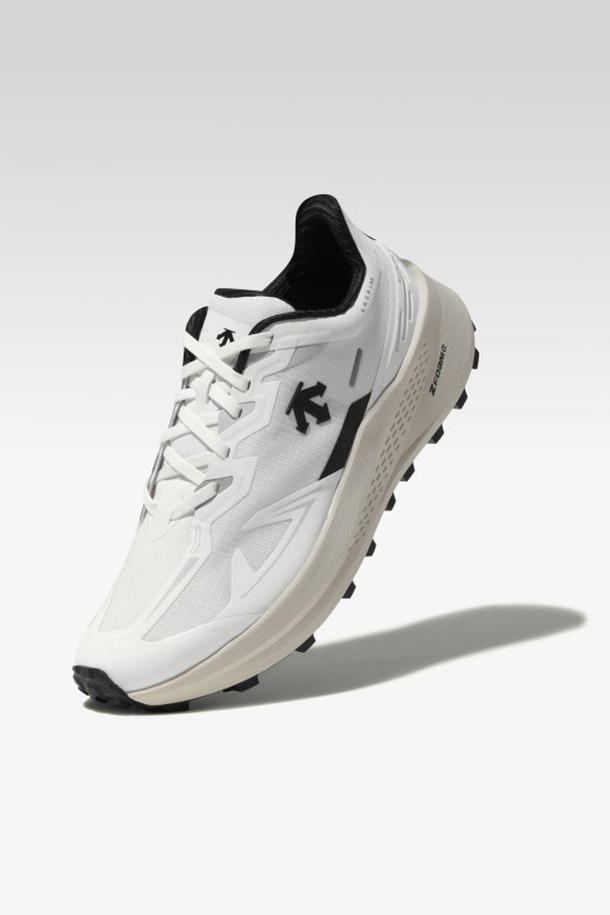 플라이릿지 V2 화이트(SQ313RRN82)는 남성용 운동화로, 화이트, 베이지, 블랙 세 가지 색상으로 출시되었습니다. 라운드 앞코 디자인에 5cm 굽 높이, 플랫 굽 타입으로 제작되었으며, 폴리에스터, 파일론, 합성고무를 주요 소재로 사용했습니다. 사계절 착용 가능하며, 끈으로 여미는 스타일입니다. 경량, 쿠셔닝, 통기성, 방수, 내구성, 그립감 등의 특징을 갖춰 러닝, 트레이닝, 일상에서 모두 활용 가능하며, 러닝룩, 산책룩 또는 미니멀, 스포티, 캐주얼 스타일에 활용하기 좋습니다.
