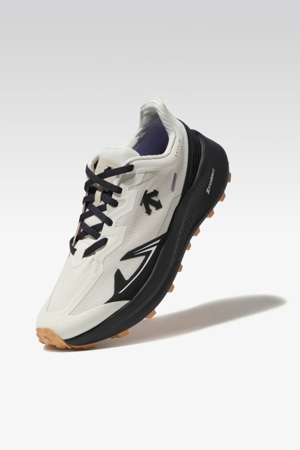 플라이릿지 V2 베이지(SQ313RRN82)는 남성용 운동화입니다. 베이지, 블랙, 화이트 세 가지 색상으로 제공되며, 일상 및 러닝 용도로 적합합니다. 라운드 앞코에 5cm 플랫 굽으로, 폴리에스터와 합성고무를 사용하여 제작되었으며, 봄, 여름, 가을 계절에 착용하기 좋습니다. 경량 쿠션 기능과 끈으로 조절하는 로우탑 디자인으로, 캐주얼, 미니멀, 스포티한 러닝룩 스타일을 연출할 수 있습니다.
