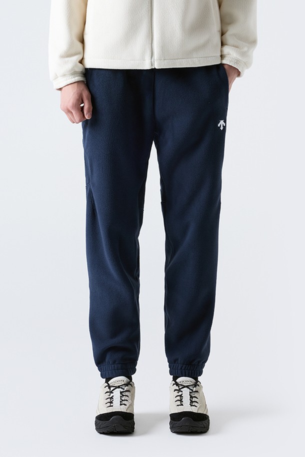 네이비 색상의 플리스 조거 팬츠(SQ321UKP91)입니다. 남녀 공용으로, 가을과 겨울에 따뜻하게 착용하기 좋습니다. 부드러운 플리스 안감과 두꺼운 두께감으로 포근한 착용감을 선사하며, 릴랙스핏 조거 디자인으로 편안함을 더했습니다. 사이드 포켓이 있어 실용적이며, 밴딩 처리로 활동성을 높였습니다. 스포티, 캐주얼, 미니멀 스타일을 모두 소화할 수 있는 활용도 높은 아이템입니다.
