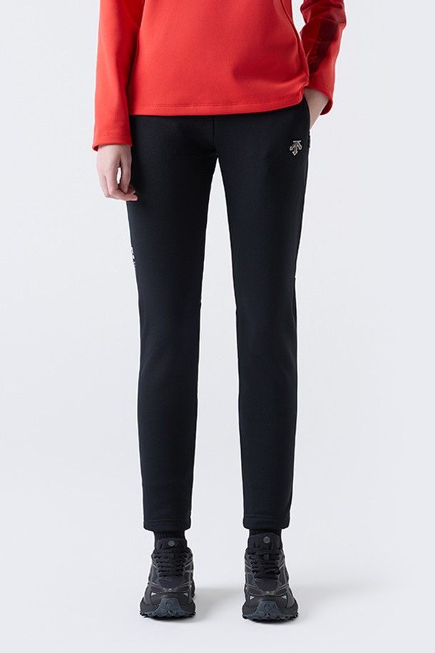 스위스 스키 기모 트레이닝 팬츠 블랙(SQ423SFPO1)는 남녀 공용으로 착용 가능한 스포티한 스타일의 긴 바지입니다. 파워스트레치 소재와 기모 안감으로 제작되어 뛰어난 보온성과 부드러운 촉감을 제공합니다. 스키 및 스포츠 활동은 물론, 겨울철 데일리룩으로 활용하기에도 좋습니다. 움직임을 고려한 절개 라인과 슬림핏, 레귤러핏으로 활동성을 높였으며, 허리 스트링으로 편안한 착용감을 선사합니다. 스위스 스키팀 웨어에서 영감을 받은 디자인으로, 무지 패턴에 블랙과 네이비 두 가지 색상으로 만나보실 수 있습니다.
