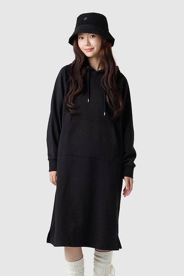 부드러운 면 기모 소재로 제작되어 따뜻하고 포근한 착용감을 선사하는 여성 루즈핏 후드 원피스입니다. 캐주얼 스타일로 편안하게 즐길 수 있으며, 집콕룩, 겨울 데일리룩, 산책룩 등 다양한 TPO에 활용하기 좋습니다. 블랙 컬러에 넉넉한 루즈핏으로 활동성을 높였으며, 긴 소매와 미들 기장으로 안정적인 핏을 연출합니다. 밑단 트임, 캥거루 주머니, 뒷면 기모 처리, 뛰어난 신축성 등 실용적인 디테일이 돋보입니다. 겨울철 보온성을 책임지는 데일리 아이템으로 추천합니다.
