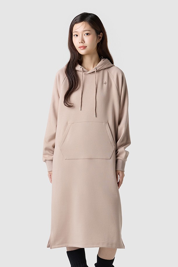 부드러운 면 기모 소재로 제작되어 포근함을 선사하는 여성 루즈핏 후드 원피스입니다. 베이지 색상으로 어떤 스타일에도 잘 어울리며, 데일리룩, 집콕룩, 산책룩 등 다양한 TPO에 활용하기 좋습니다. 넉넉한 루즈핏으로 편안한 착용감을 제공하며, 캥거루 주머니와 밑단 트임 디테일로 활동성을 더했습니다. 긴 소매와 미들 기장으로 가을, 겨울 시즌 따뜻하게 입을 수 있으며, 스포티, 캐주얼, 미니멀 스타일을 즐겨 입는 여성분들께 추천합니다. 신축성이 뛰어나고 보온성이 우수하여 편안함과 스타일을 동시에 잡을 수 있습니다.
