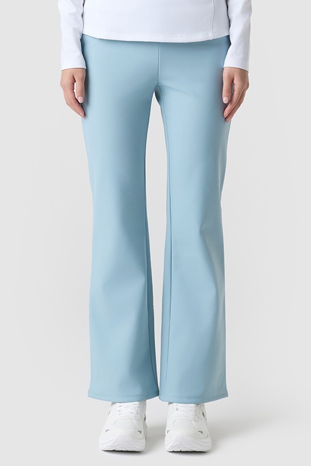 **여성 인도어 부츠컷 트리코트 본딩 팬츠 - 민트(QQ412OPFO1)**

톡톡한 두께감과 부드러운 촉감이 특징인 여성 부츠컷 팬츠입니다. 민트 컬러와 블랙 컬러 두 가지로 만나보실 수 있으며, 스포티하고 캐주얼한 스타일을 연출하기 좋습니다. 트리코트 소재에 하이덴시티 공법으로 제작되어 보온성이 뛰어나고, 다리 라인을 보정해주는 효과를 선사합니다. 밴딩 처리된 루즈핏으로 편안하게 착용 가능하며, 실내 운동, 일상, 가벼운 산책 등 다양한 TPO에 활용할 수 있습니다. 겨울철 데일리룩을 위한 실용적인 아이템입니다.
