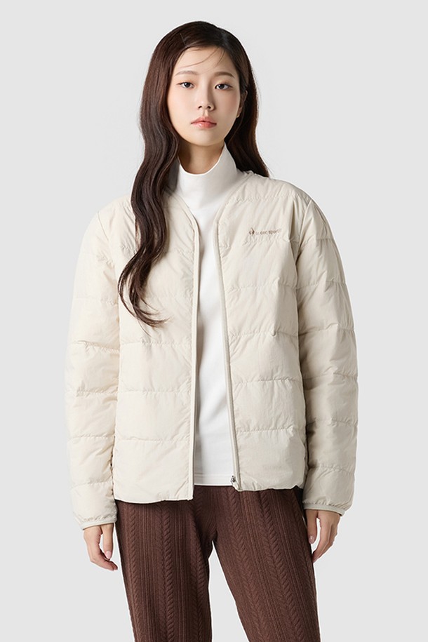 유니 경량 루즈핏 구스다운 재킷 - 베이지(QQ423LDJO1)는 겨울철 따뜻함과 스타일을 동시에 만족시키는 아우터입니다. 남녀공용으로 제작되어 실용적이며, 캐주얼, 미니멀, 클래식 스타일을 모두 아우르는 디자인입니다. 가볍고 부드러운 나일론, 폴리에스터 혼방 소재에 두꺼운 두께감으로 보온성을 높였습니다. 집콕룩, 출근룩 등 다양한 TPO에 활용 가능하며, 무지 디자인과 집업 여밈 방식, 크롭 기장으로 세련된 핏을 연출합니다. 충전재는 거위솜털(80%)과 거위깃털(20%)로 구성되어 우수한 보온성을 제공합니다.
