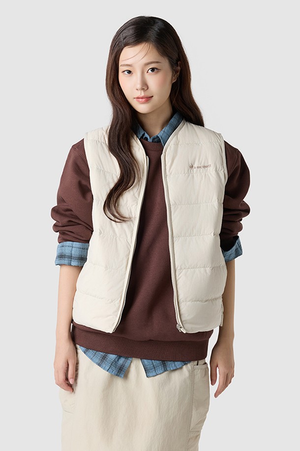 유니 경량 루즈핏 구스다운 베스트 - 베이지(QQ423LDVO1)는 남녀공용으로 착용 가능한 겨울철 필수 아이템입니다. 부드러운 촉감의 나일론, 거위솜털, 거위깃털 혼방 소재로 제작되어 가볍고 따뜻합니다. 베이직하고 캐주얼한 스타일의 무지 디자인으로, 다양한 룩에 매치하기 용이하며, 집업 여밈 방식으로 간편하게 착용할 수 있습니다. 루즈핏 크롭 기장으로 활동성을 높였으며, 데일리룩에 포인트를 더해줍니다.
