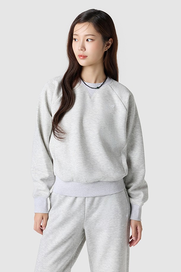 부드러운 모달 소재로 제작되어 마치 마시멜로우 같은 터치감을 선사하는 여성 루즈핏 맨투맨입니다. 포근한 기모 안감과 두꺼운 두께감으로 겨울철에도 따뜻하게 착용 가능하며, 데일리룩과 집콕룩에 활용하기 좋습니다. 뛰어난 신축성으로 활동성을 높이고, 늘어짐 걱정 없이 오랫동안 입을 수 있습니다. 라운드넥 디자인과 무지 패턴으로 캐주얼, 미니멀, 클래식 등 다양한 스타일을 연출하기 용이합니다. 세탁 후에도 변형이 적어 관리가 편리합니다. 그레이와 블랙 두 가지 색상으로 만나보세요.
