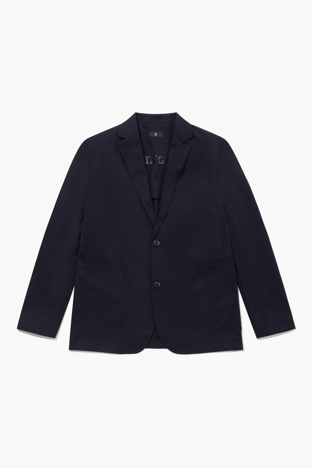 남성 골프 활동에 최적화된 MQ321MJK91 스트레치 재킷입니다. 4WAY 스트레치 소재로 제작되어 활동성을 높였으며, 부드러운 촉감과 경량 두께로 편안한 착용감을 제공합니다. 다크 네이비(DNVY) 컬러의 무지 디자인으로 스포티하고 미니멀한 스타일을 연출합니다. 발수, 자외선 차단(UPF 15+), 방풍, 방수 기능을 갖춰 변덕스러운 날씨에도 쾌적하게 라운딩을 즐길 수 있습니다. 리글란 소매와 버튼 여밈 방식으로 디자인되었으며, 긴 소매 기장의 레귤러 핏 재킷입니다.
